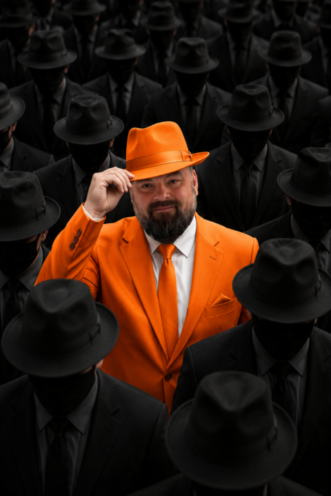 AUS DER MASSE HERAUSSTECHEN
