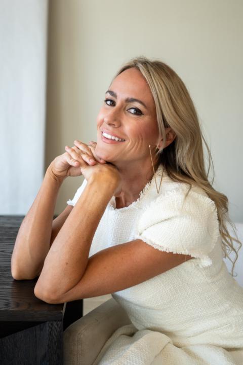 Hi, I'm Julia, founder of VEYA
