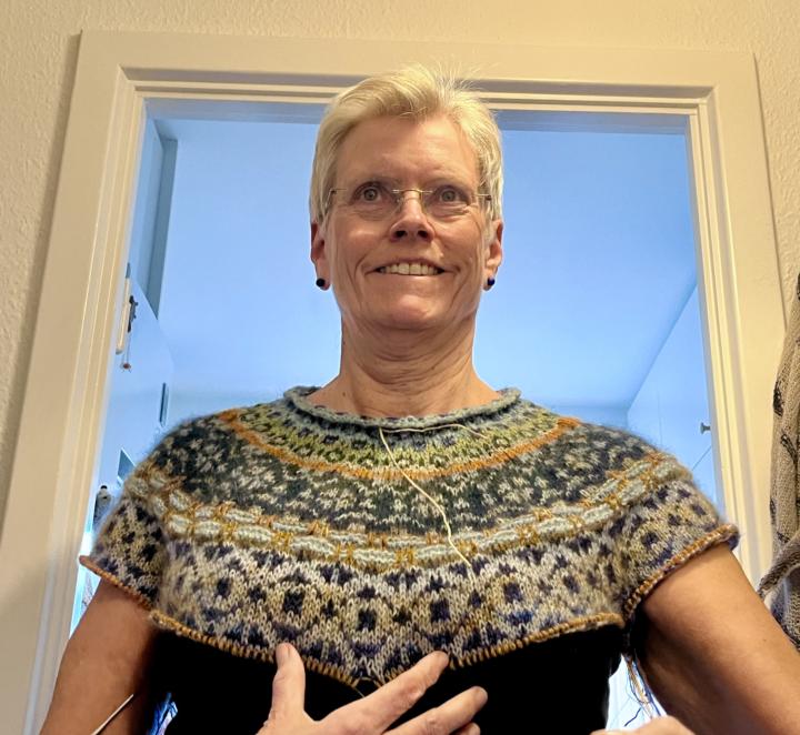 Clue 3 done except for the neckband. I’ll wait and see about that. 