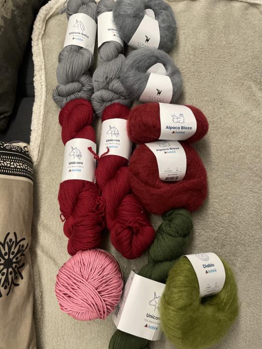 Hello 👋 here are my colours! I think I will keep the grey for A and D the red for B and the pink for C, hope it will work out nicely 😅