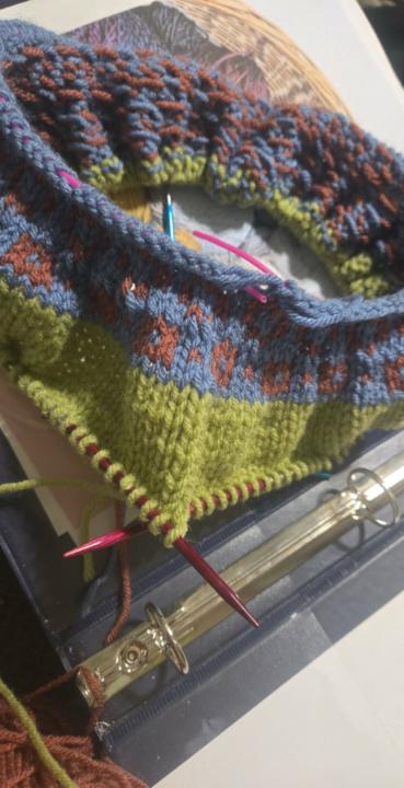 Clue 1 completed! I love the new things ive learnt so far like Japenese short rows AND using a slip knot to joing color swaps!!