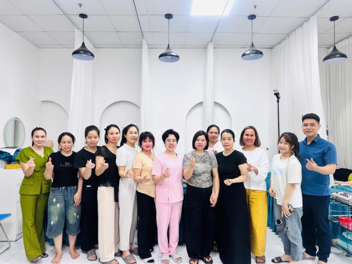 Hai ngày nay, Thiên An đứng giữa phòng đào tạo mà lòng cứ đầy lên.