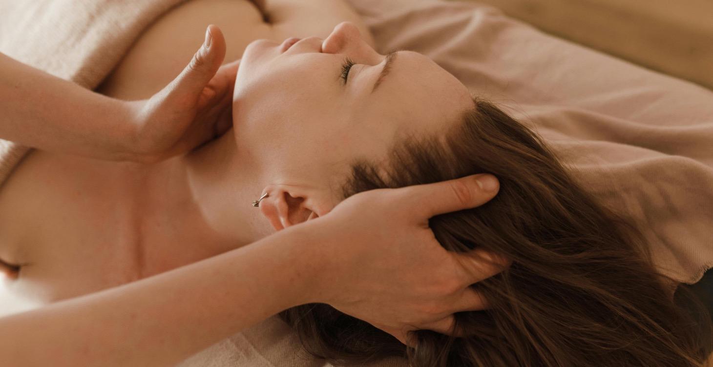 TECHNIQUES SPECIFIQUES DU MASSAGE CRÂNIEN