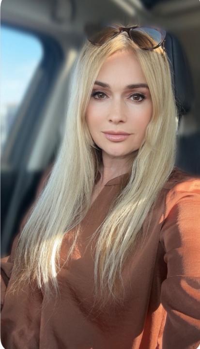 Viktoriya Manuk White