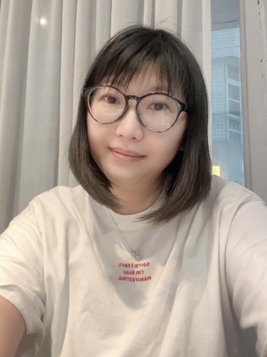 張 雅 婷