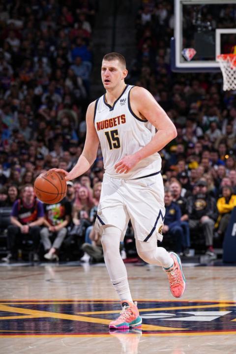 Nikola Jokic devient le troisième joueur de l'histoire de la NBA à finir une saison régulière en triple-double😱!