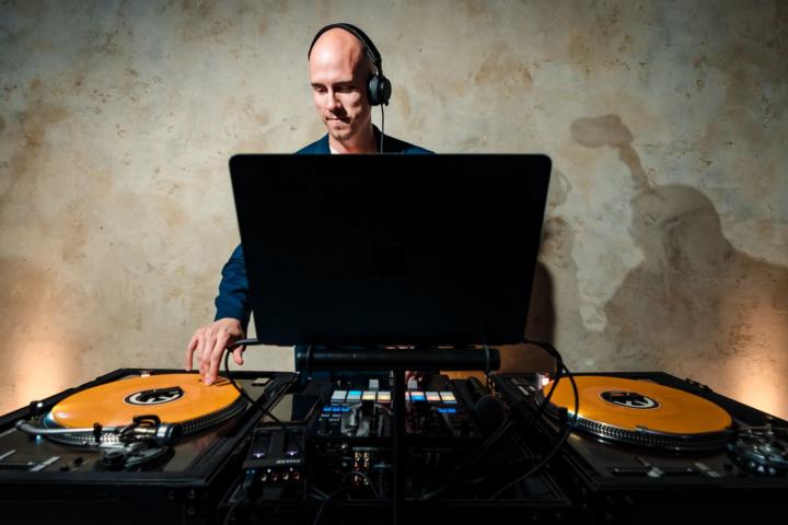 Welcome! Introduce yourself + share a pic of yourself at a wedding! 🎉