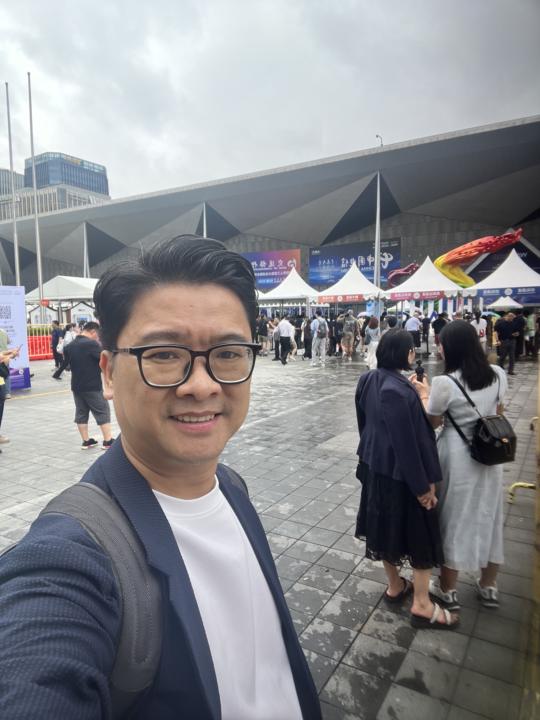 Tạo Ảnh Nhân Hiệu Không Cần Ra Studio