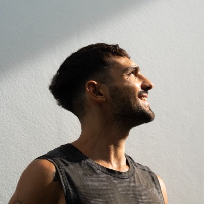 Ari H.