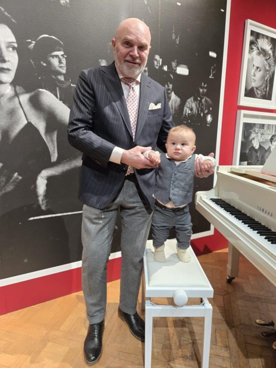 A grandpa OOTD 21 December.      PINK on PINK combined with GREY