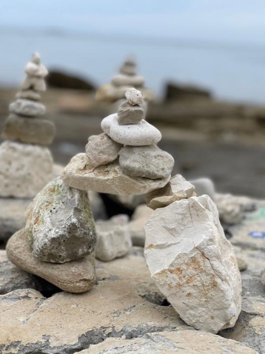 Steinmännchen am Meer – Fundament statt Perfektion 🪨🌊