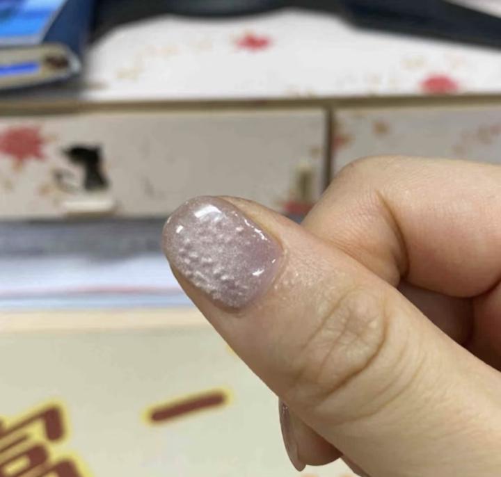 💅做完凝膠三天後出現凹凸、氣泡，但表面還是平的？