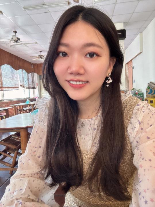 楊 依依