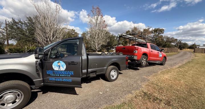 Wheel lift tow truck