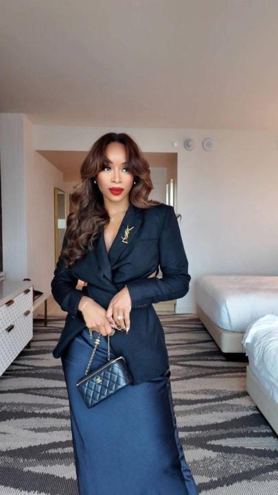 She's Talking straight to the Bank 🎤👄 💸