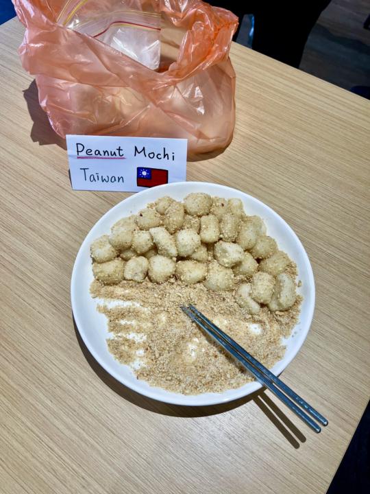 微波爐就能做花生粉麻糬(●°u°●)​ 」