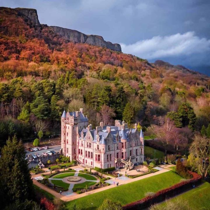 ✈️ Off to hang in a castle  🏰