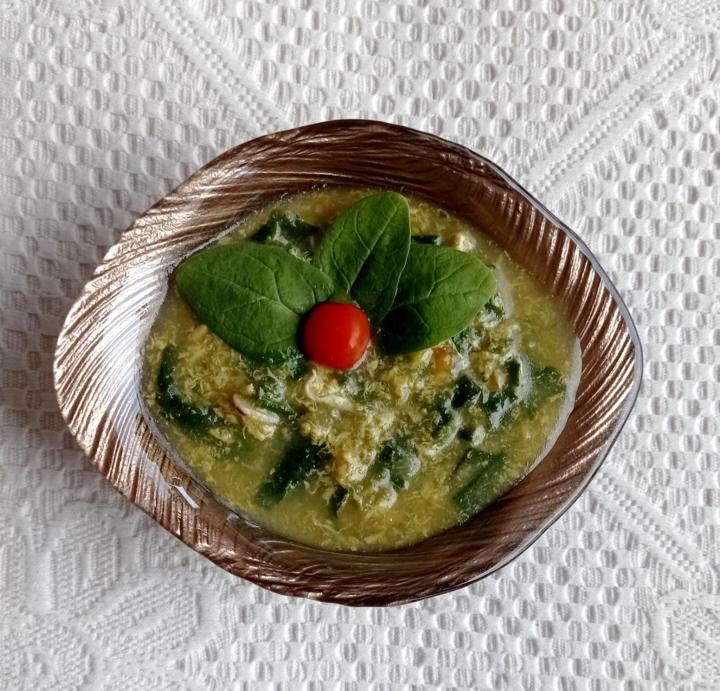 Супа с яйца и спанак