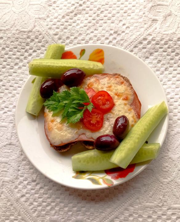 Закуска запечена филийка с шунка и кашкавал