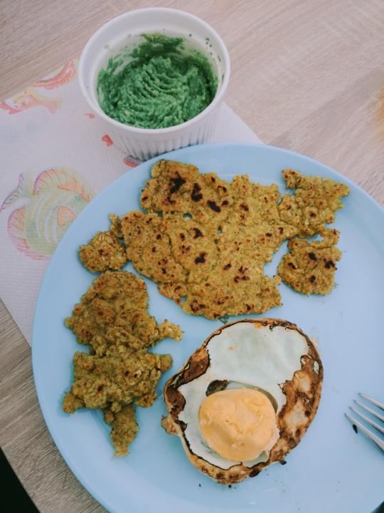 На гости на мама с рецепта на Веси - сандвич с яйце и авокадо ;)