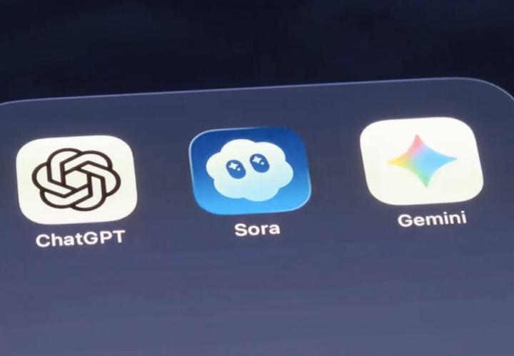 📰 AI News: ChatGPT’s Rocketship Slows As Rivals Speed Up