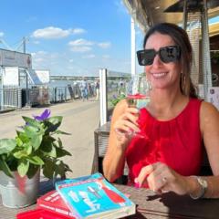 Nadine Frau in Rot
