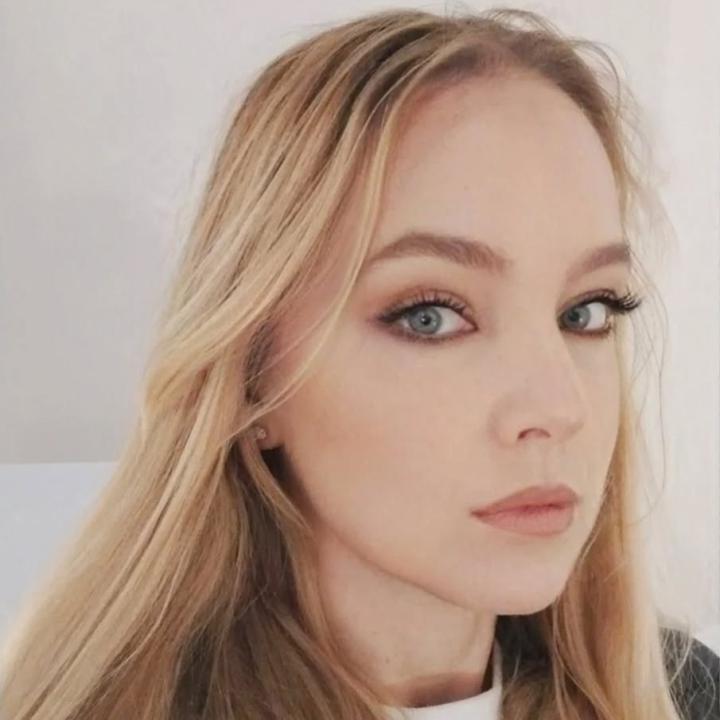 Bella B.