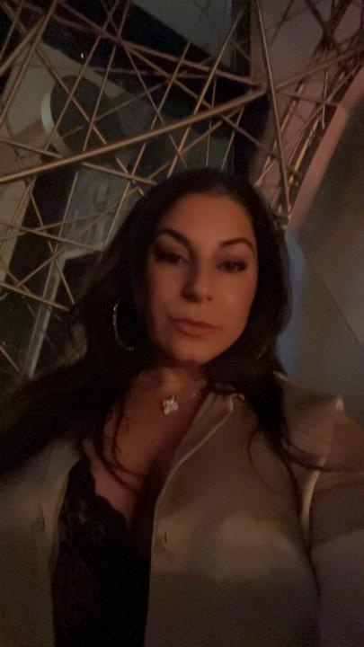 Nikki B