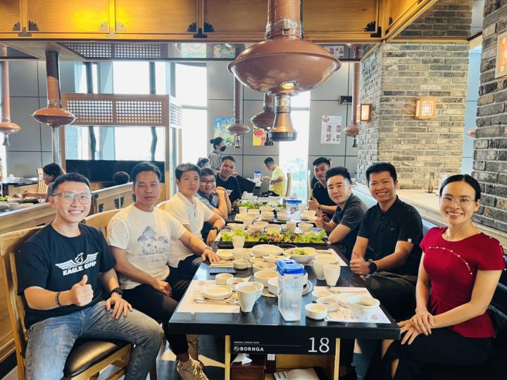 BỮA TRƯA TRIỆU ĐÔ