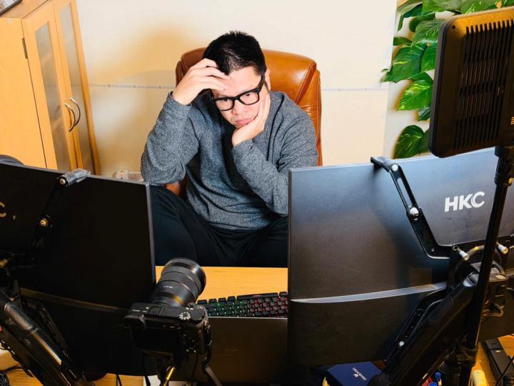Tôi đang ngồi một mình, lòng có chút chùng xuống