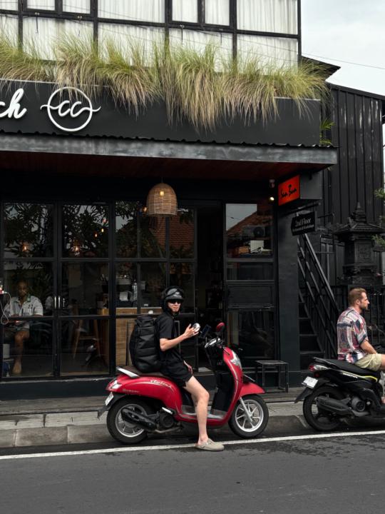 我只想成為一個在峇里島亂租車的瘋子。