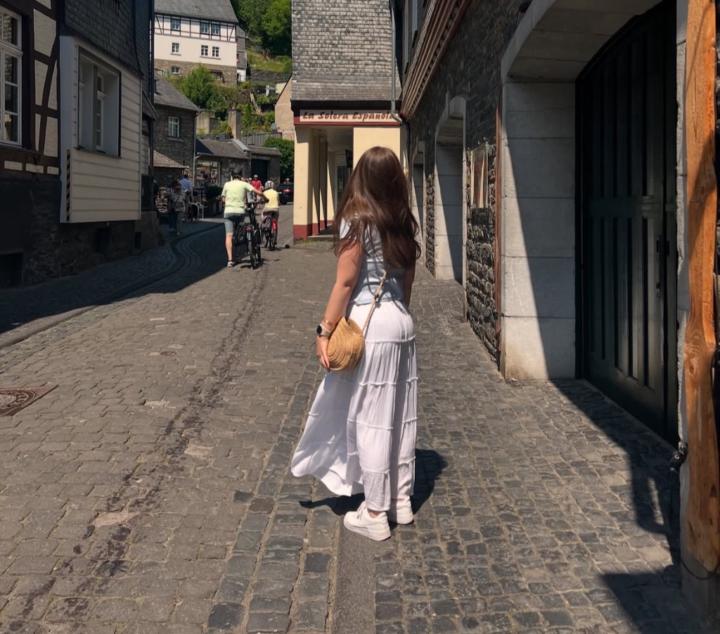 Ela Yeni