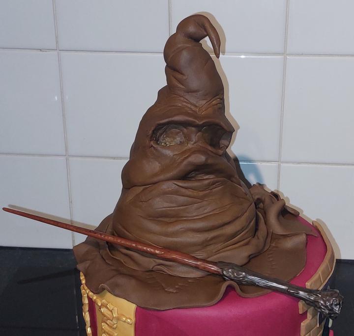 Sorting hat cake topper