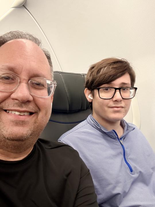 ✈️ Te escribo desde el avión… con mi hijo Miguel a mi lado